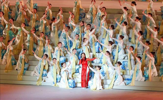 Nghệ sĩ biểu diễn trong chương trình. Ảnh: TTXVN 