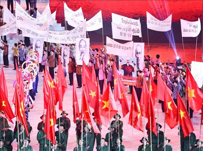 Chương trình “Dưới lá cờ vẻ vang của Đảng” là điểm nhấn đặc biệt, giàu ý nghĩa chính trị - văn hóa - nghệ thuật, thể hiện niềm tin son sắt của toàn Đảng, toàn dân, toàn quân đối với sự lãnh đạo của Đảng Cộng sản Việt Nam, quyết tâm đoàn kết một lòng thực hiện thắng lợi Nghị quyết Đại hội XIV. Ảnh: TTXVN