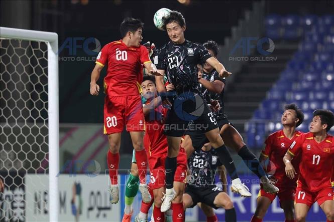 Võ Anh Quân (số 20) U23 Việt Nam cản phá pha đánh đầu của cầu thủ U23 Hàn Quốc. Ảnh: Nguồn AFC/TTXVN

