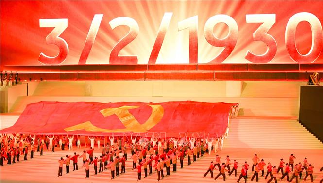 Chương trình “Dưới lá cờ vẻ vang của Đảng” là điểm nhấn đặc biệt, giàu ý nghĩa chính trị - văn hóa - nghệ thuật, thể hiện niềm tin son sắt của toàn Đảng, toàn dân, toàn quân đối với sự lãnh đạo của Đảng Cộng sản Việt Nam, quyết tâm đoàn kết một lòng thực hiện thắng lợi Nghị quyết Đại hội XIV. Ảnh: TTXVN