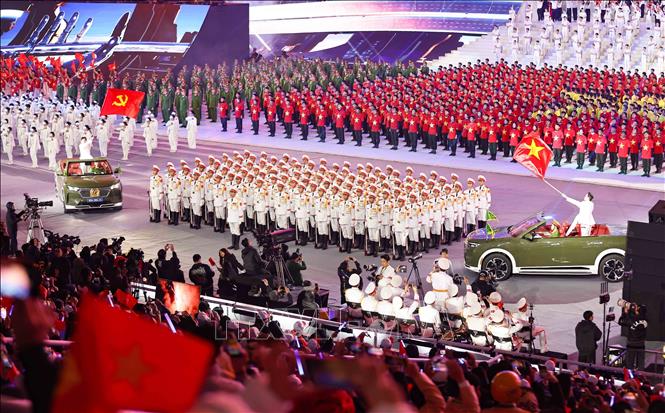 Chương trình “Dưới lá cờ vẻ vang của Đảng” là điểm nhấn đặc biệt, giàu ý nghĩa chính trị - văn hóa - nghệ thuật, thể hiện niềm tin son sắt của toàn Đảng, toàn dân, toàn quân đối với sự lãnh đạo của Đảng Cộng sản Việt Nam, quyết tâm đoàn kết một lòng thực hiện thắng lợi Nghị quyết Đại hội XIV. Ảnh: TTXVN