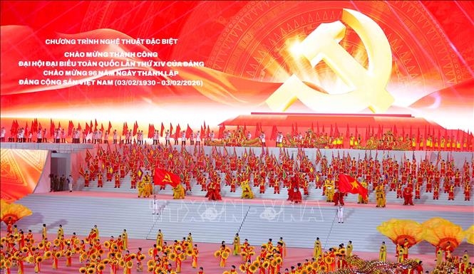 Chương trình nghệ thuật chia thành 3 chương xuyên suốt là Tầm nhìn mới - Kỳ tích mới - Kỷ nguyên mới với tên gọi: “Tráng ca dưới cờ Đảng”, “Với Đảng, trọn niềm tin yêu” và “Dưới lá cờ vẻ vang của Đảng”. Ảnh: TTXVN