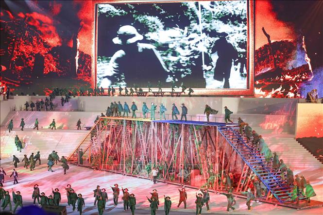 Chương trình nghệ thuật chia thành 3 chương xuyên suốt là Tầm nhìn mới - Kỳ tích mới - Kỷ nguyên mới với tên gọi: “Tráng ca dưới cờ Đảng”, “Với Đảng, trọn niềm tin yêu” và “Dưới lá cờ vẻ vang của Đảng”. Ảnh: TTXVN