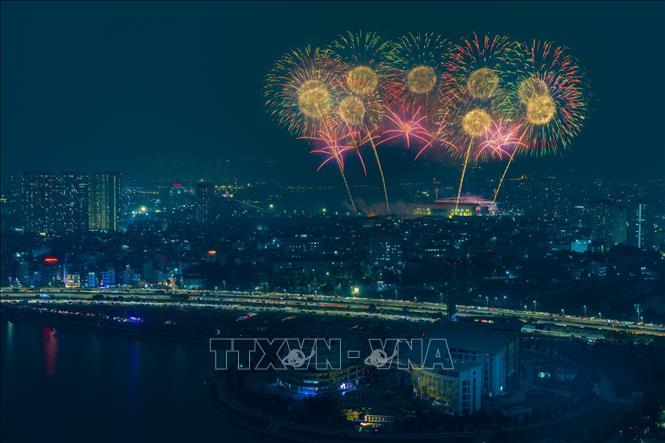 Màn trình diễn pháo hoa nghệ thuật đặc sắc quy mô lớn như bản hòa ca hùng tráng chào mừng thành công Đại hội đại biểu toàn quốc lần thứ XIV của Đảng. Ảnh: Lê Đông - TTXVN