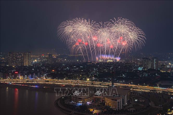 Màn trình diễn pháo hoa nghệ thuật đặc sắc quy mô lớn như bản hòa ca hùng tráng chào mừng thành công Đại hội đại biểu toàn quốc lần thứ XIV của Đảng. Ảnh: Phạm Tuấn Anh - TTXVN