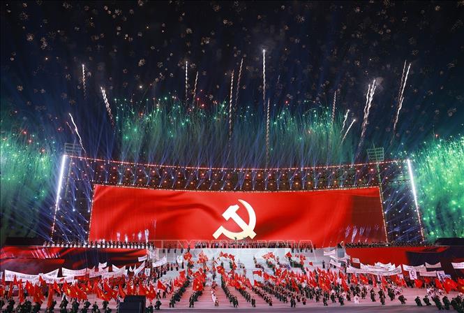 Chương trình nghệ thuật đặc biệt dưới lá cờ vẻ vang của Đảng chào mừng thành công Đại hội XIV của Đảng. Ảnh: TTXVN

