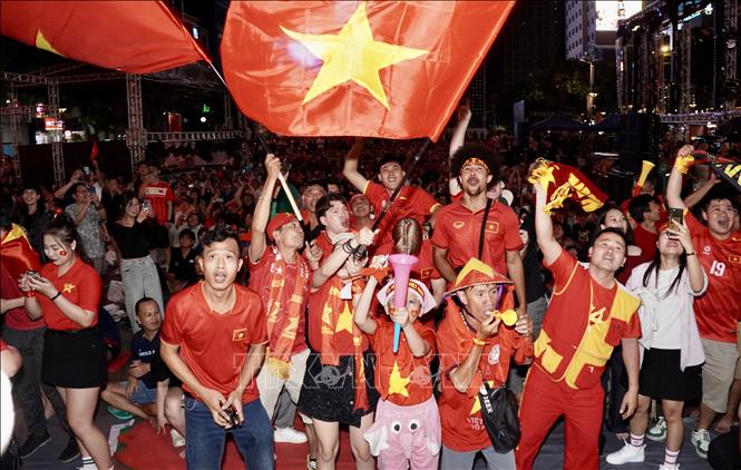 Người hâm mộ tại phố đi bộ Nguyễn Huệ vui mừng khi đội tuyển U23 Việt Nam ghi được bàn thắng. Ảnh: Trung Tuyến - TTXVN 