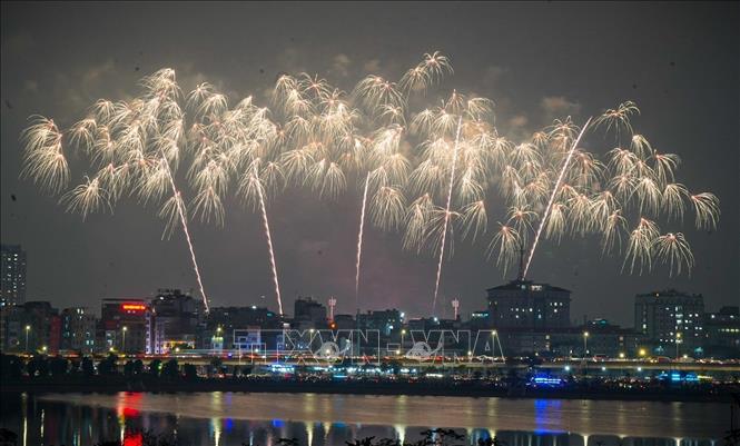 Màn trình diễn pháo hoa rực rỡ kết thúc chương trình. Ảnh: TTXVN