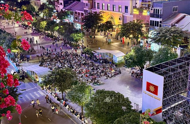 Không khí cổ vũ sôi động của người hâm mộ dành cho đội tuyển U23 Việt Nam tại phố đi bộ Nguyễn Huệ. Ảnh: Trung Tuyến – TTXVN