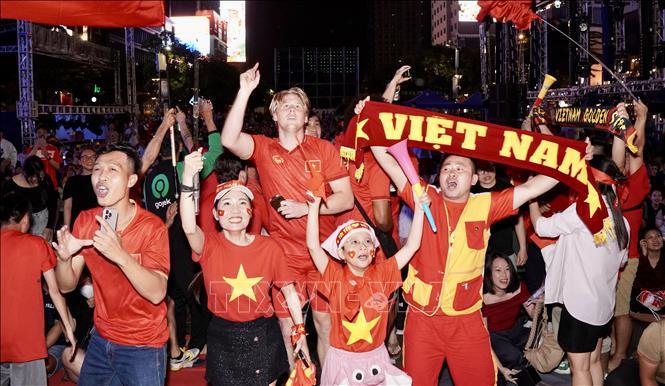 Người hâm mộ tại phố đi bộ Nguyễn Huệ vui mừng khi đội tuyển U23 Việt Nam ghi được bàn thắng. Ảnh: Trung Tuyến - TTXVN 