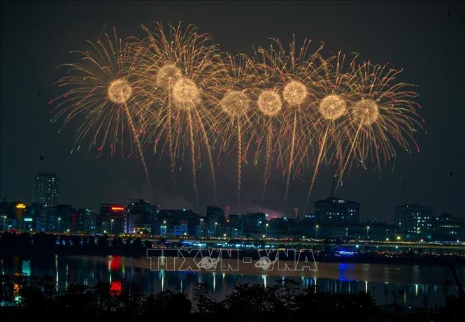 Màn trình diễn pháo hoa rực rỡ kết thúc chương trình. Ảnh: TTXVN