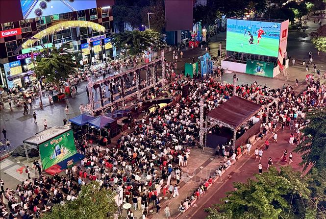 Không khí cổ vũ sôi động của người hâm mộ dành cho đội tuyển U23 Việt Nam tại phố đi bộ Nguyễn Huệ. Ảnh: Trung Tuyến – TTXVN