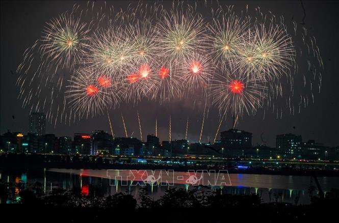 Màn trình diễn pháo hoa rực rỡ kết thúc chương trình. Ảnh: TTXVN