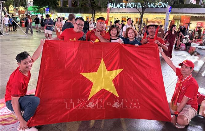 Nhiều cổ động viên đồng hành, tiếp lửa cùng đội tuyển U23 Việt Nam tại phố đi bộ Nguyễn Huệ. Ảnh: Trung Tuyến – TTXVN