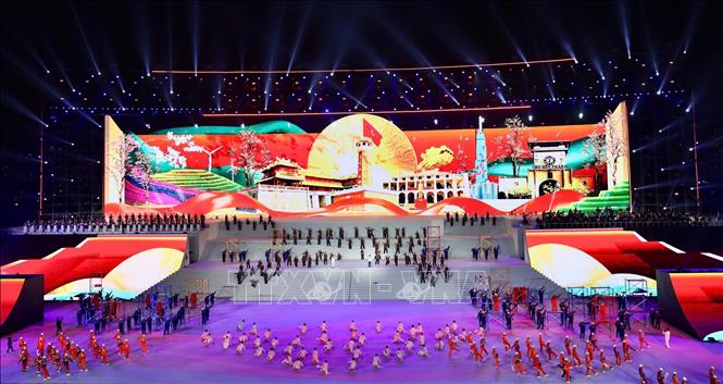 Màn trình diễn pháo hoa nghệ thuật đặc sắc quy mô lớn như bản hòa ca hùng tráng chào mừng thành công Đại hội đại biểu toàn quốc lần thứ XIV của Đảng. Ảnh: TTXVN