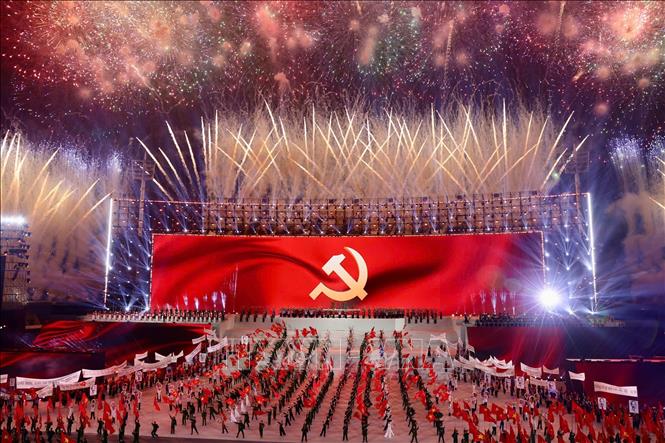 Màn trình diễn pháo hoa nghệ thuật đặc sắc quy mô lớn như bản hòa ca hùng tráng chào mừng thành công Đại hội đại biểu toàn quốc lần thứ XIV của Đảng. Ảnh: TTXVN