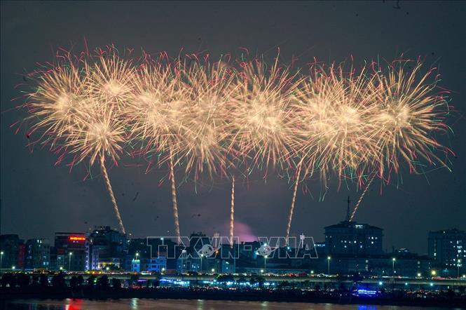 Màn trình diễn pháo hoa rực rỡ kết thúc chương trình. Ảnh: TTXVN