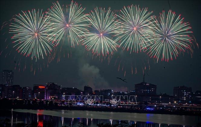 Màn trình diễn pháo hoa rực rỡ kết thúc chương trình. Ảnh: TTXVN