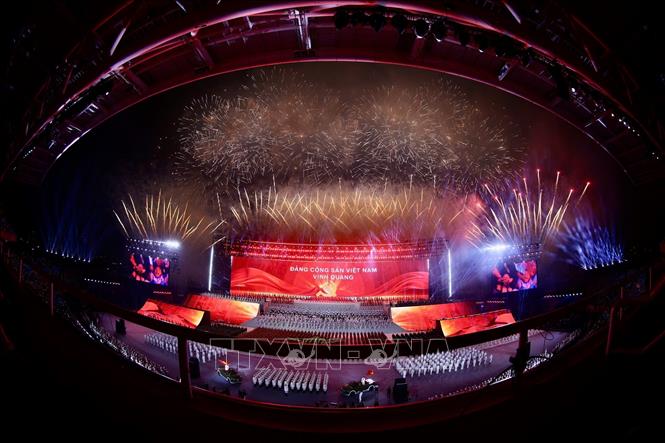 Màn trình diễn pháo hoa nghệ thuật đặc sắc quy mô lớn như bản hòa ca hùng tráng chào mừng thành công Đại hội đại biểu toàn quốc lần thứ XIV của Đảng. Ảnh: TTXVN