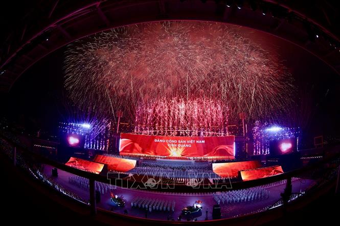 Màn trình diễn pháo hoa nghệ thuật đặc sắc quy mô lớn như bản hòa ca hùng tráng chào mừng thành công Đại hội đại biểu toàn quốc lần thứ XIV của Đảng. Ảnh: TTXVN