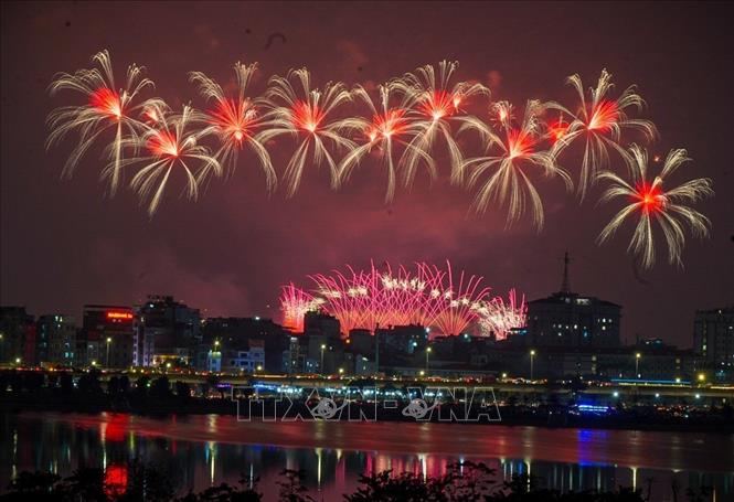 Màn trình diễn pháo hoa rực rỡ kết thúc chương trình. Ảnh: TTXVN