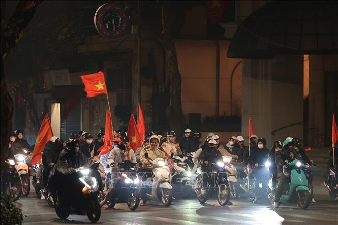 Đã 1h30 sáng, người hâm mộ Thủ đô vẫn đổ ra đường ăn mừng chiến thắng tuyệt vời của U23 Việt Nam. Ảnh: Hoàng Hiếu - TTXVN