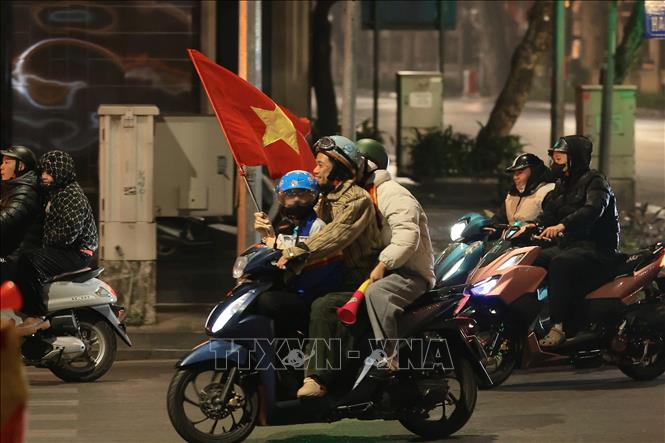 Đã 1h30 sáng, người hâm mộ Thủ đô vẫn đổ ra đường ăn mừng chiến thắng tuyệt vời của U23 Việt Nam. Ảnh: Hoàng Hiếu - TTXVN