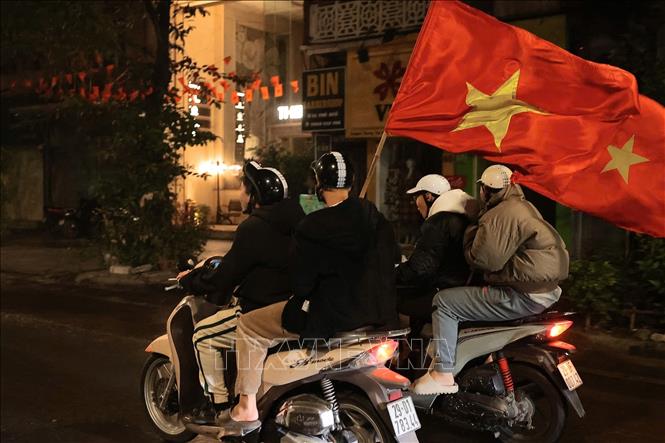 Đã 1h30 sáng, người hâm mộ Thủ đô vẫn đổ ra đường ăn mừng chiến thắng tuyệt vời của U23 Việt Nam. Ảnh: Hoàng Hiếu - TTXVN