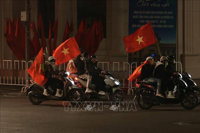 Đã 1h30 sáng, người hâm mộ Thủ đô vẫn đổ ra đường ăn mừng chiến thắng tuyệt vời của U23 Việt Nam. Ảnh: Hoàng Hiếu - TTXVN
