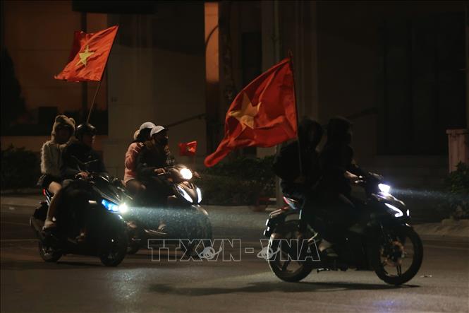 Đã 1h30 sáng, người hâm mộ Thủ đô vẫn đổ ra đường ăn mừng chiến thắng tuyệt vời của U23 Việt Nam. Ảnh: Hoàng Hiếu - TTXVN