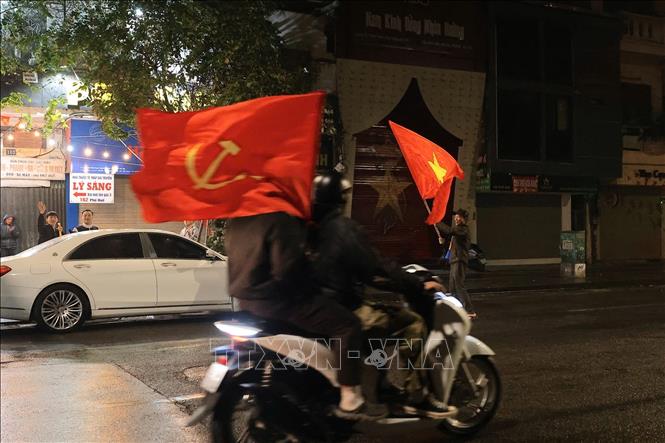 Đã 1h30 sáng, người hâm mộ Thủ đô vẫn đổ ra đường ăn mừng chiến thắng tuyệt vời của U23 Việt Nam. Ảnh: Hoàng Hiếu - TTXVN