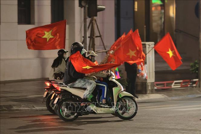 Đã 1h30 sáng, người hâm mộ Thủ đô vẫn đổ ra đường ăn mừng chiến thắng tuyệt vời của U23 Việt Nam. Ảnh: Hoàng Hiếu - TTXVN