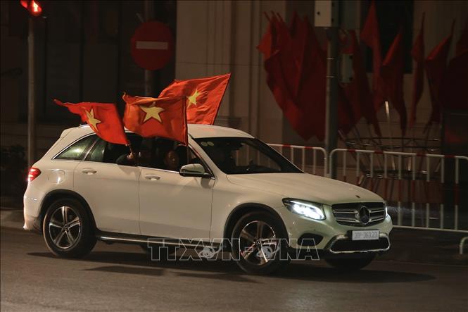 Đã 1h30 sáng, người hâm mộ Thủ đô vẫn đổ ra đường ăn mừng chiến thắng tuyệt vời của U23 Việt Nam. Ảnh: Hoàng Hiếu - TTXVN