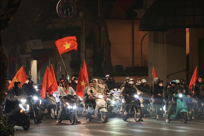 Người hâm mộ Thủ đô đổ ra đường ăn mừng chiến thắng tuyệt vời của U23 Việt Nam. Ảnh: Hoàng Hiếu - TTXVN