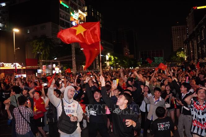 Người hâm mộ tại phố đi bộ Nguyễn Huệ vui mừng khi đội tuyển U23 Việt Nam giành chiến thắng. Ảnh: Trung Tuyến - TTXVN 