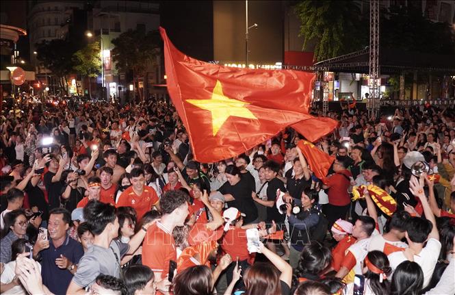 Người hâm mộ tại phố đi bộ Nguyễn Huệ vui mừng khi đội tuyển U23 Việt Nam giành chiến thắng. Ảnh: Trung Tuyến - TTXVN 