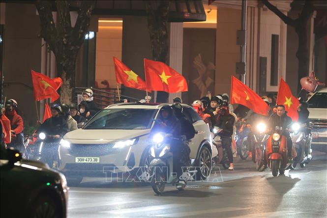 Một đêm không ngủ trong niềm vui chiến thắng của các cổ động viên bóng đá Việt Nam, khi U23 Việt Nam đã xuất sắc giành hạng ba U23 châu Á. Ảnh: Hoàng Hiếu - TTXVN