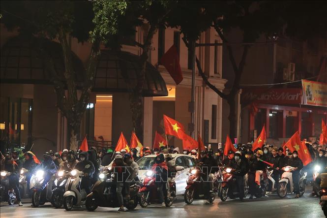 Một đêm không ngủ trong niềm vui chiến thắng của các cổ động viên bóng đá Việt Nam, khi U23 Việt Nam đã xuất sắc giành hạng ba U23 châu Á. Ảnh: Hoàng Hiếu - TTXVN