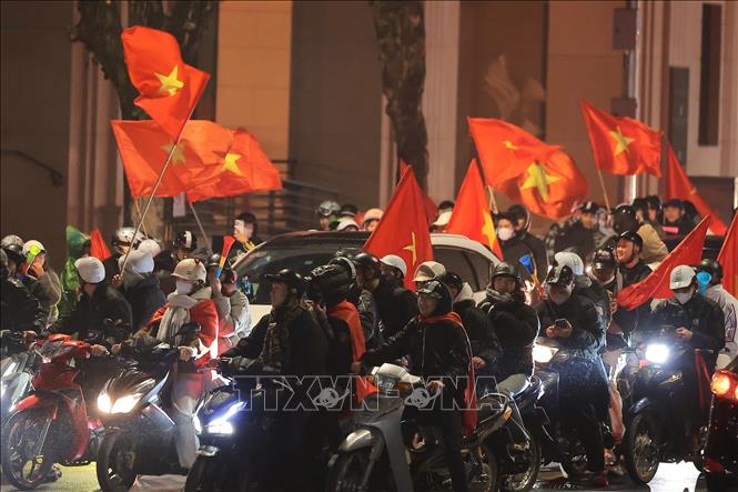 Một đêm không ngủ trong niềm vui chiến thắng của các cổ động viên bóng đá Việt Nam, khi U23 Việt Nam đã xuất sắc giành hạng ba U23 châu Á. Ảnh: Hoàng Hiếu - TTXVN