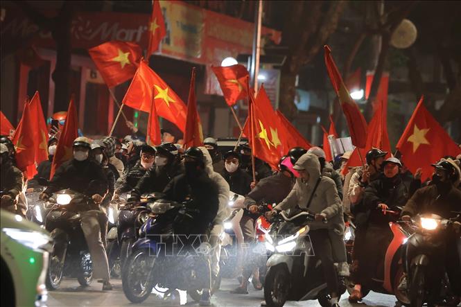 Một đêm không ngủ trong niềm vui chiến thắng của các cổ động viên bóng đá Việt Nam, khi U23 Việt Nam đã xuất sắc giành hạng ba U23 châu Á. Ảnh: Hoàng Hiếu - TTXVN