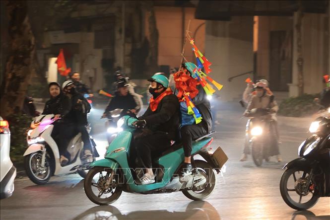 Một đêm không ngủ trong niềm vui chiến thắng của các cổ động viên bóng đá Việt Nam, khi U23 Việt Nam đã xuất sắc giành hạng ba U23 châu Á. Ảnh: Hoàng Hiếu - TTXVN