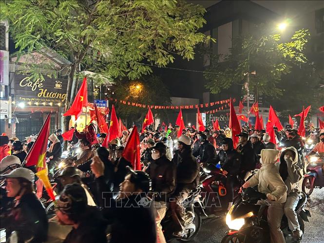 Một đêm không ngủ trong niềm vui chiến thắng của các cổ động viên bóng đá Việt Nam, khi U23 Việt Nam đã xuất sắc giành hạng ba U23 châu Á. Ảnh: Quốc Khánh - TTXVN