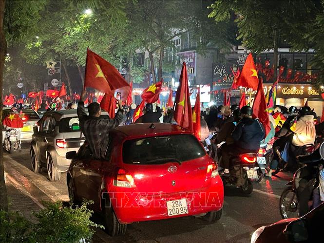 Một đêm không ngủ trong niềm vui chiến thắng của các cổ động viên bóng đá Việt Nam, khi U23 Việt Nam đã xuất sắc giành hạng ba U23 châu Á. Ảnh: Quốc Khánh - TTXVN