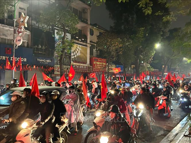 Một đêm không ngủ trong niềm vui chiến thắng của các cổ động viên bóng đá Việt Nam, khi U23 Việt Nam đã xuất sắc giành hạng ba U23 châu Á. Ảnh: Quốc Khánh - TTXVN