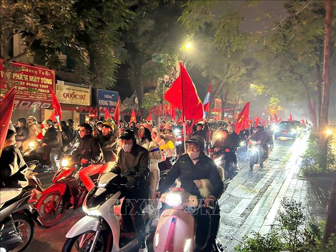 Một đêm không ngủ trong niềm vui chiến thắng của các cổ động viên bóng đá Việt Nam, khi U23 Việt Nam đã xuất sắc giành hạng ba U23 châu Á. Ảnh: Quốc Khánh - TTXVN