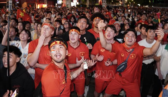 Du khách nước ngoài cùng cổ vũ cho đội tuyển U23 Việt Nam. Ảnh: Trung Tuyến - TTXVN 