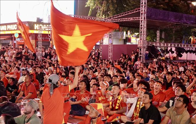 Người hâm mộ tại phố đi bộ Nguyễn Huệ vui mừng khi đội tuyển U23 Việt Nam giành chiến thắng. Ảnh: Trung Tuyến - TTXVN 