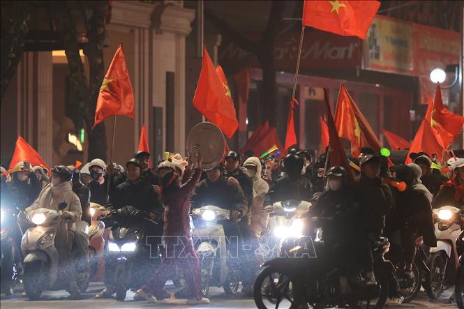 Dòng người hoà trong niềm vui chiến thắng phủ kín nhiều tuyến phố Hà Nội. Ảnh: Hoàng Hiếu - TTXVN