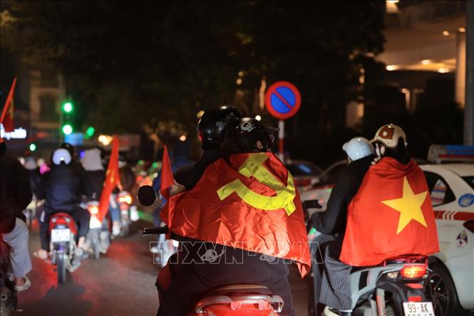 Dòng người hoà trong niềm vui chiến thắng phủ kín nhiều tuyến phố Hà Nội. Ảnh: Hoàng Hiếu - TTXVN