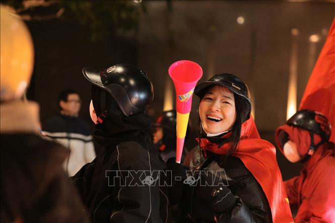 Dòng người hoà trong niềm vui chiến thắng phủ kín nhiều tuyến phố Hà Nội. Ảnh: Hoàng Hiếu - TTXVN